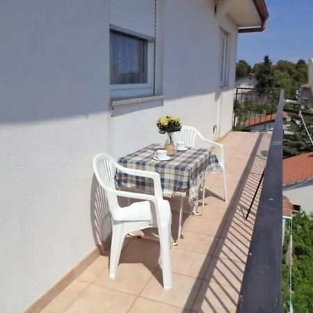 Mit Balkon- Fuer Vier Personen By Interhome Appartement Pula